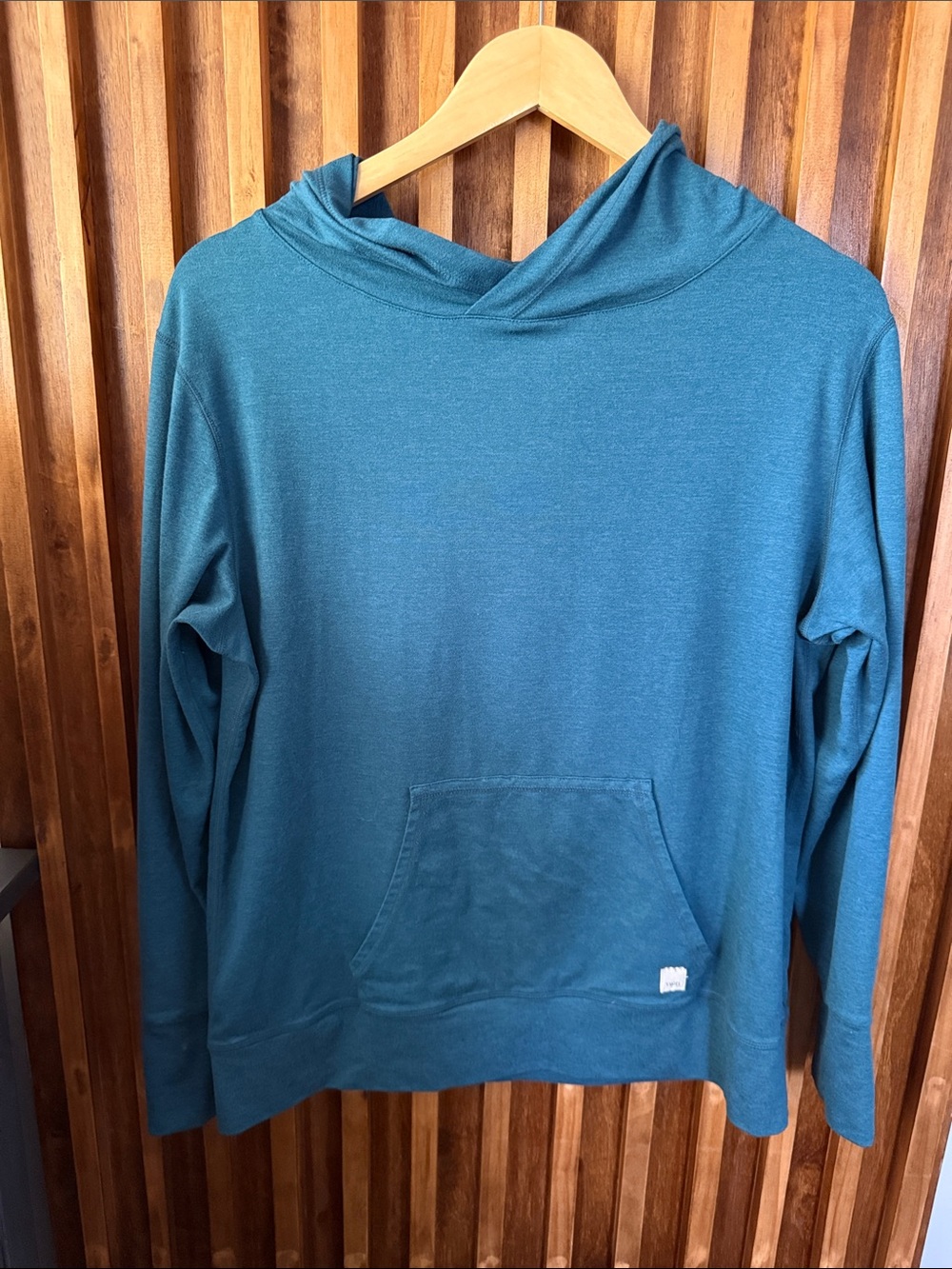 Vuori Halo Performance Pullover in Cosmo Blue. M - Picture 2 of 8